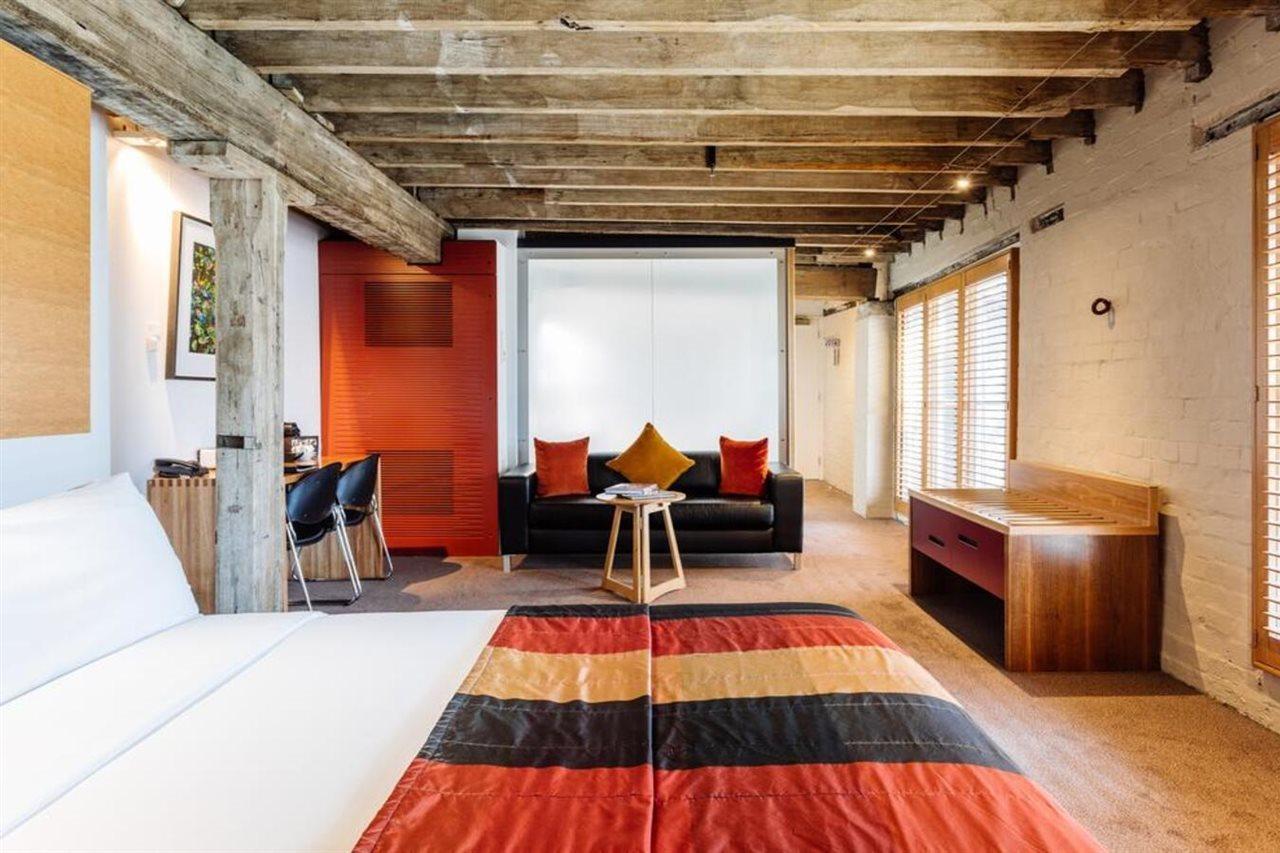โรงแรมเดอะเฮนรี่โจนส์อาร์ท โฮบาร์ต ภายนอก รูปภาพ The interior of a one-bedroom apartment at the hotel
