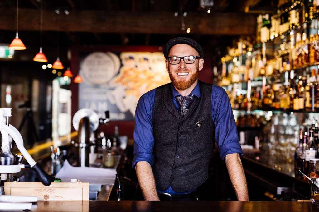 โรงแรมเดอะเฮนรี่โจนส์อาร์ท โฮบาร์ต ร้านอาหาร รูปภาพ A bartender at work