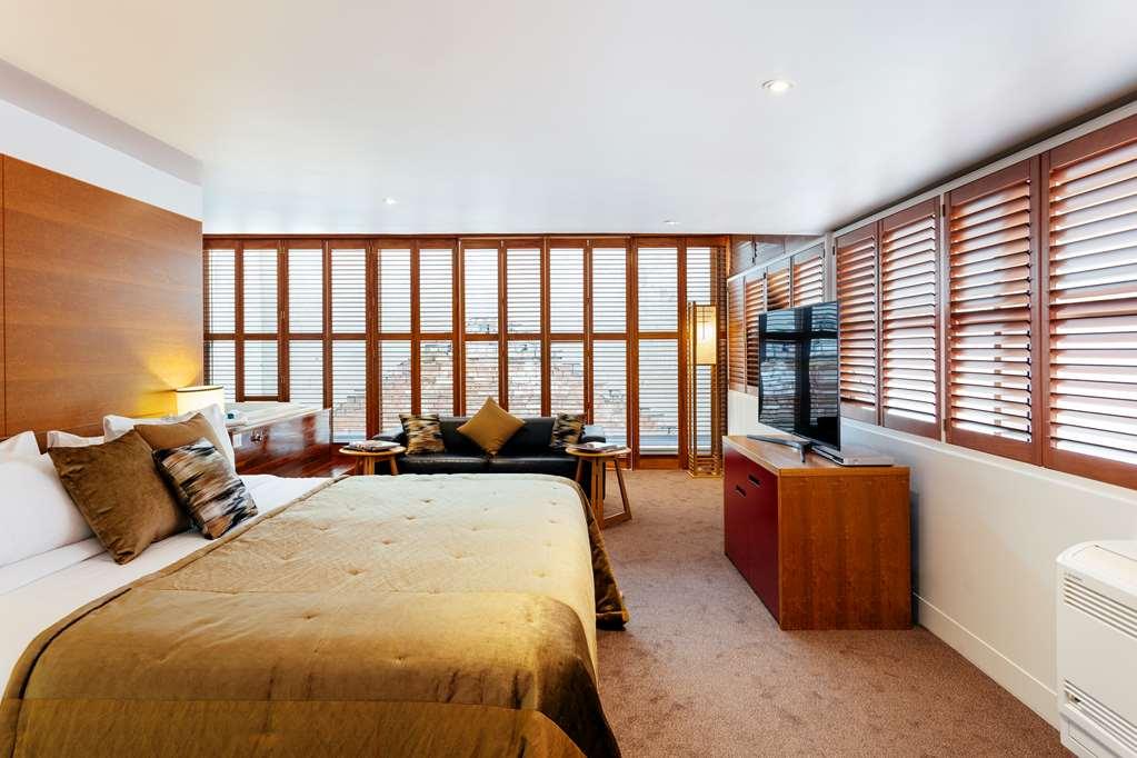 โรงแรมเดอะเฮนรี่โจนส์อาร์ท โฮบาร์ต ห้อง รูปภาพ A bedroom at the hotel