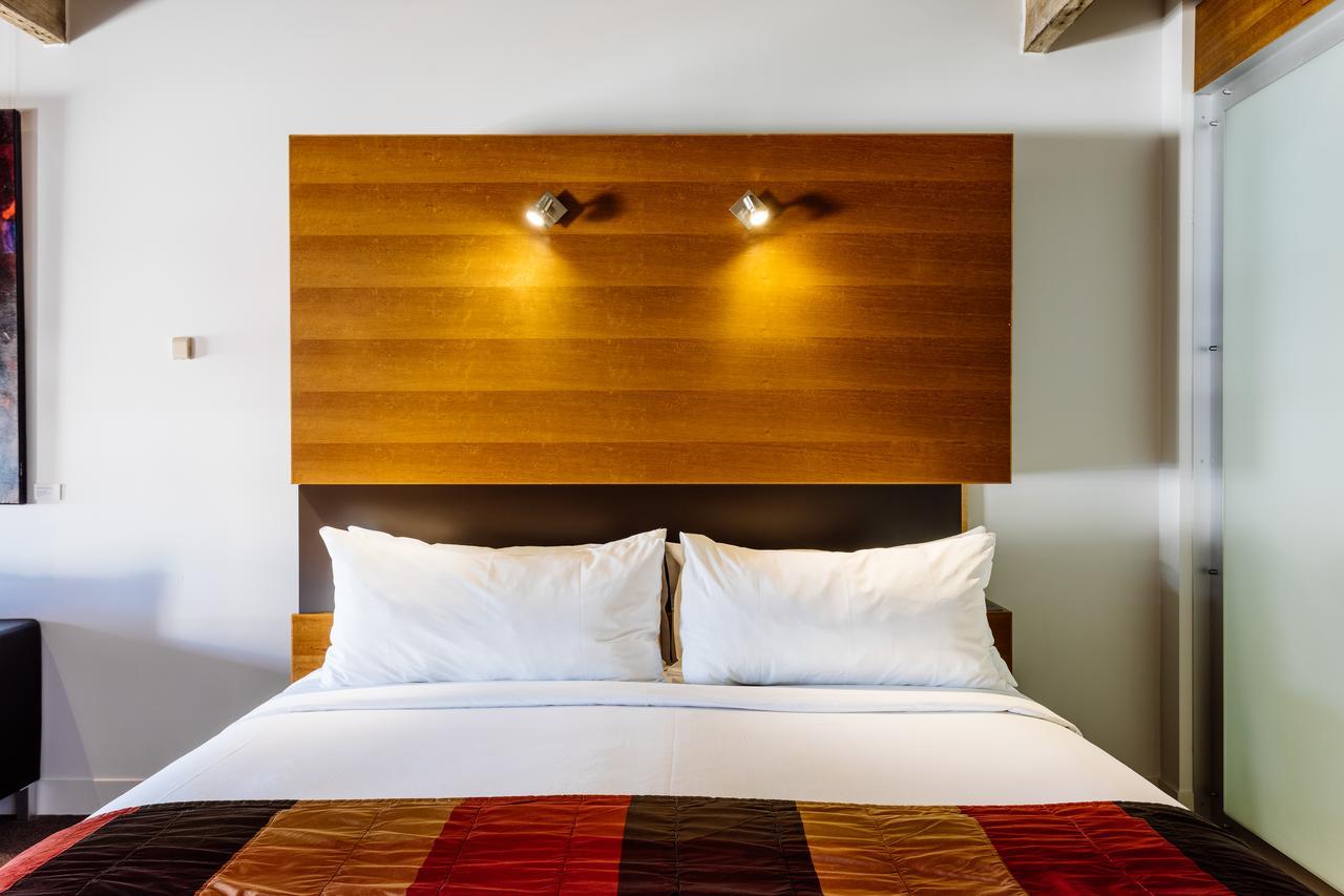 โรงแรมเดอะเฮนรี่โจนส์อาร์ท โฮบาร์ต ภายนอก รูปภาพ A bed with two pillows