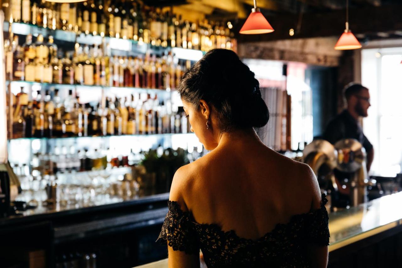 โรงแรมเดอะเฮนรี่โจนส์อาร์ท โฮบาร์ต ภายนอก รูปภาพ A woman at a bar